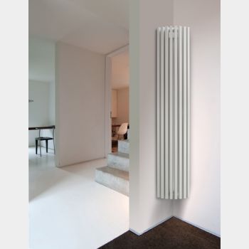 Crescent corner radiator in white